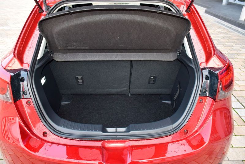 Der Zugang zum Kofferraum ist recht schmal. Beim Verladen sperriger Ware hat man keine rechte Freude. (Holz / »kfz-betrieb«)