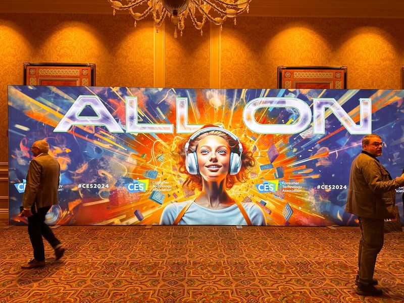 Der erste Messetag ist geschafft und ich kann Dank meines Flur-Bodguards Jan schnell ein Foto von dem CES Motto schießen. Danke fürs Aufhalten. (Bild: Vogel IT-Medien )