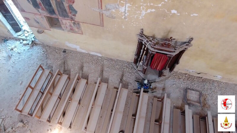 Ein Roboter befindet sich in der Kirche San Francesco. Das Bild liefert eine Drohne, die mit dem Roboter in der Kirche ist. (TRADR)