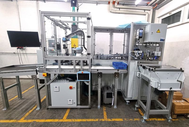 AI-pro entwickelte eine Anlage, um Kugelhülsen automatisiert zu stauchen. Die Umformung übernimmt eine stabile Servopresse von Tox, die anfangs einmalig oder bei einem Teilewechsel über die Tox-HMI konfiguriert wird. Das Start- und Stopp-Signal gibt dann die AI-pro-Automation vor. (Bild: Tox)