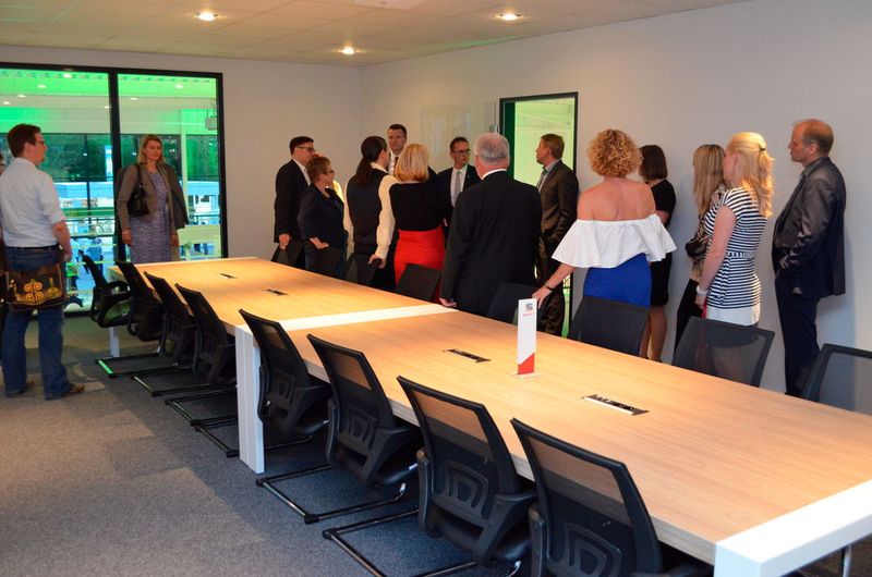 Im Zuge des Neubaus entstand ein großzügiger Besprechungsraum. (Bild: Grimm/»kfz-betrieb«)