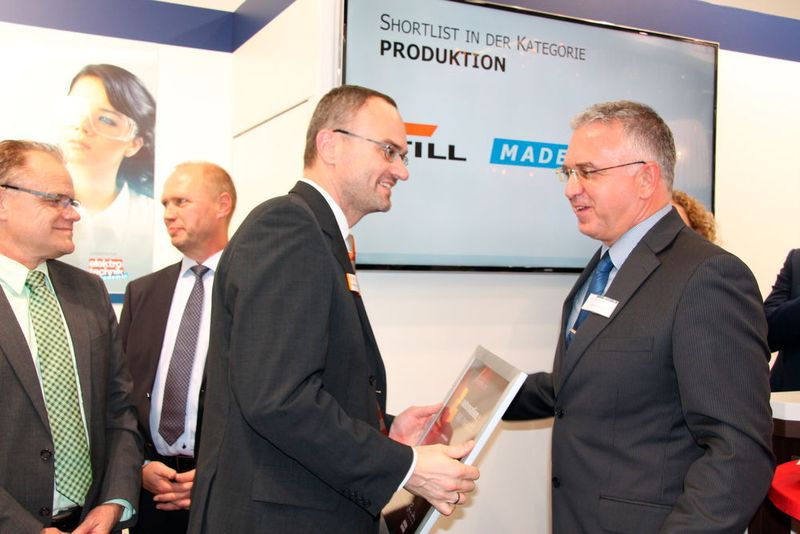 v.r. Bernd Weinig, Publisher der Medienmarken elektrotechnik und konstruktionspraxis, überreichte Stefan Kombüchen von Igus eine Urkunde für die Shortlist-Platzierung beim automation app award 2015 in der Kategorie Katalog. (elektrotechnik)