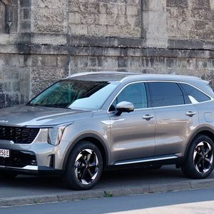 Seit 2020 ist die mittlerweile vierte Sorento-Generation auf dem Markt, seit 2023 gibt es zusätzlich den etwas größeren batterieelektrischen EV 9.(Bild:  Rosenow – VCG)