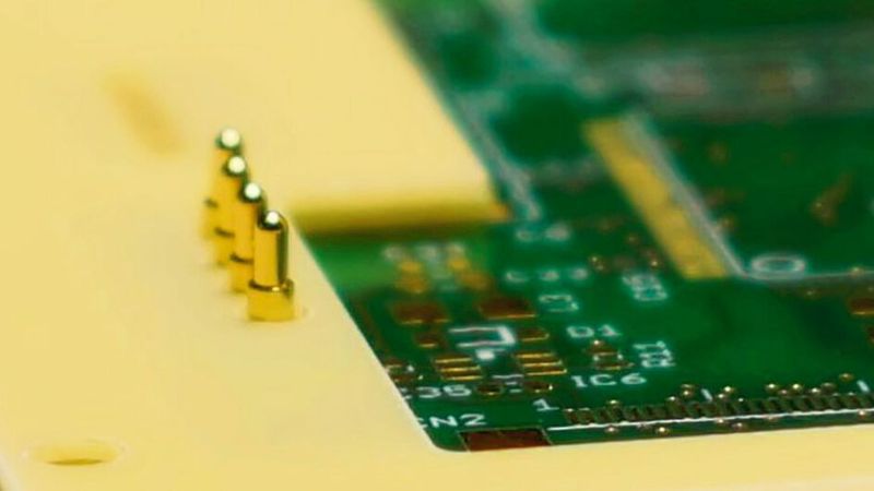 Bild 5: Für die Montage einzelner Federkontaktstifte benutzt Eurocircuits eine spezielle Vorrichtung für das exakte Positionieren. (Bild: Eurocircuits)