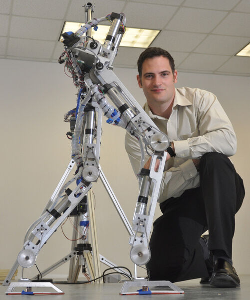 Dr. Aaron Ames dachte erstmals über die Möglichkeit eines Roboters mit menschenähnlichem Gang nach, als er Experimente zur Bewegungserfassung bei Menschen durchführte. (Bild: Texas A&M University)
