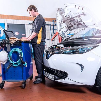 Obwohl die neue EU-Richtlinie Hersteller verpflichtet, gewisse Fahrzeugdaten freien Werkstätten zugänglich zu machen, sind sie weiterhin gesperrt. (Bild: ProMotor)