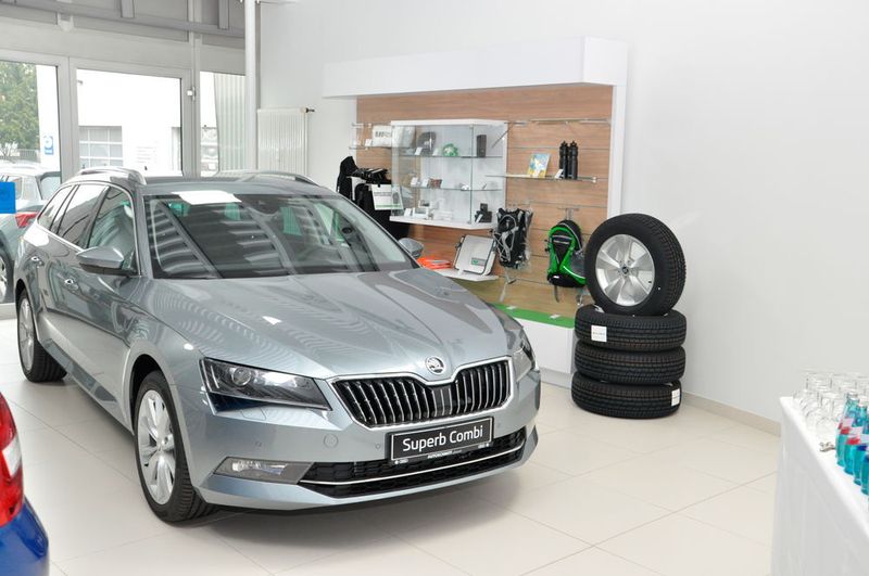 Der derzeitige Skoda-Verkaufsschlager Superb steht vor der Teile- und Zubehörwand. Die Pflichtelemente der Skoda-CI hat Autoschmitt ordnungsgemäß in den Altbau integriert. (Grimm / »kfz-betrieb«)