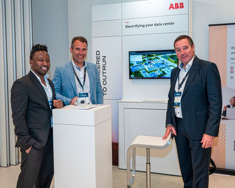Parallel zum Veranstaltungsprogramm präsentierten 25 Aussteller ihre aktuellen Lösungen und Services auf dem netforum. Für ABB waren unter anderem Daniel Haller (m.) und Raimund Bläß (r.) vor Ort. (Bild: dtm group)