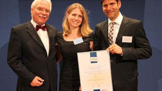 Dr. Wolfgang M. Kaerkes (Deutsche Gesellschaft für Qualität e.V.), Deborah Leib (Projektmanagerin) und Christian Walther (DELO Industrie Klebstoffe) bei der Übergabe der Auszeichnung.  (Bild: Delo)