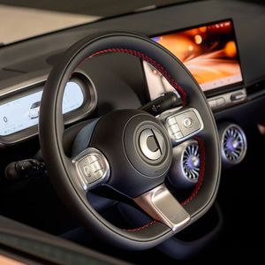 Das Cockpit des #2 setzt auf Display und einige wenige Knöpfe.(Bild:  Smart)