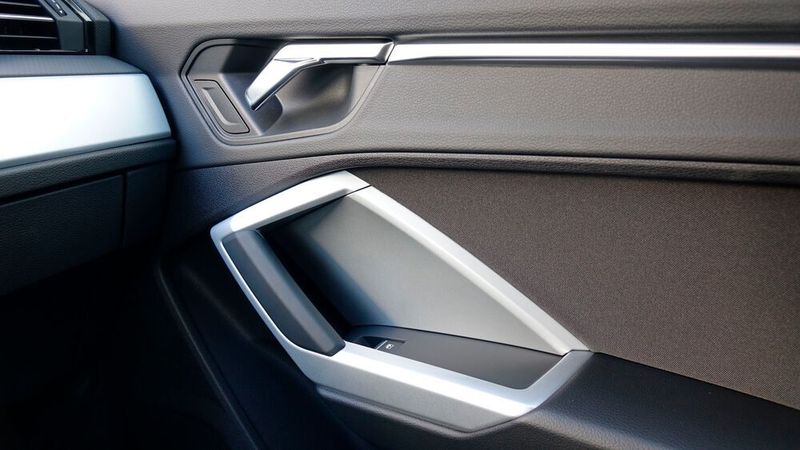 Anspruchsvolles Design und hochwertige Werkstoffe sind typisch für Audi-Innenräume. Nur manchmal schießen die Designer übers Ziel hinaus wie mit den griffungünstig geformten Türöffnern. (Rosenow/»kfz-betrieb«)
