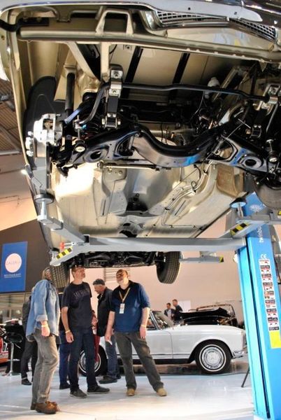 Wie geleckt: Derart müsste man eigentlich jeden Oldtimer über 10.000 Euro inspizieren können, der auf einer Messe zum Verkauf steht. (Dominsky)