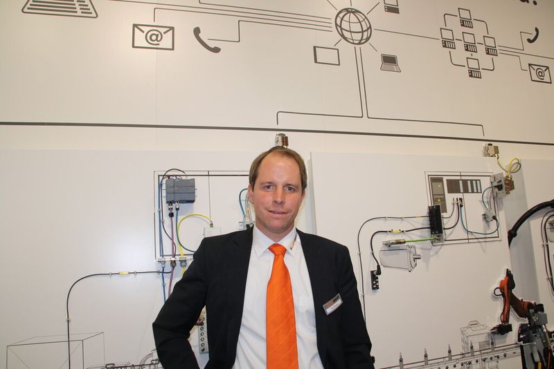 „Immer kürzere Produktlebenszyklen und stark individualisierte Produkte erfordern Anlagen, die flexibel von einem Produktionsgut auf ein anderes umgerüstet werden können“, erklärt Ralf Moebus, Produktmanager Automation & Networks bei der Lapp-Gruppe. „Diese Leitidee des Plug & Produce ist es, die den Wandel im Maschinen- und Anlagenbau antreibt. (Bild: Zwettler, konstruktionspraxis)