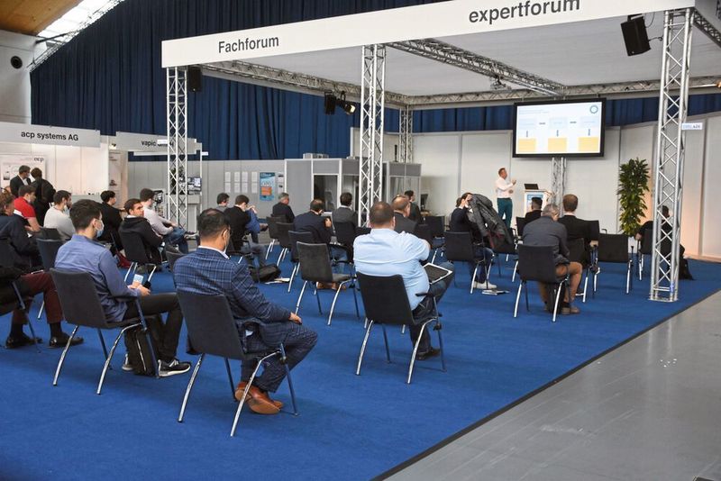 Près de la moitié des visiteurs professionnels ont profité du forum bilingue du DeburringExpo pour approfondir leurs connaissances des technologies d'ébarbage, des solutions de meilleures pratiques, des tendances et des développements actuels. (fairXperts GmbH &Co. KG)