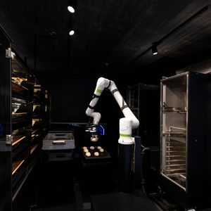 Der Bakisto besteht aus drei miteinander vernetzten Systemen: Einem Cobot von Fanuc, Wanzls smartem Backwarenpräsenter „BakeOff i“ mit künstlicher Intelligenz (KI) und dem netzwerkfähigen Backofen „Dibas blue2“ mit automatischem Be- und Entladesystem Traymotion von Wiesheu. (Bild:  Fanuc Deutschland)