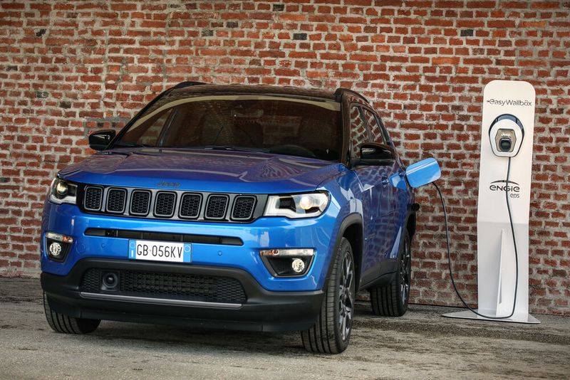 Die Preise für den Renegade 4xe starten bei 37.237 Euro und für den Compass 4xe bei 41.136 Euro. (Bild: Jeep)