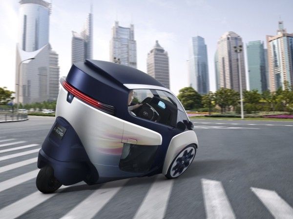 Der Toyota i-Road kombiniert die Vorzüge eines Autos mit der Wendigkeit eines Zweirads (Bild: Toyota)