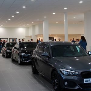 Sowohl der BMW- als auch der Hyundai-Showroom wurden komplett neu errichtet.(Bild:  Walkenhorst-Gruppe)