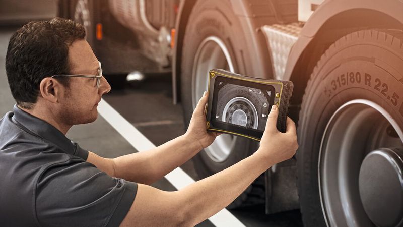 Auch Nfz-Betriebe werden sich künftig noch mehr mit dem Thema „RDKS/TPMS“ befassen dürfen, d. h. in entsprechende Geräte investieren dürfen.(Bild:  Continental)