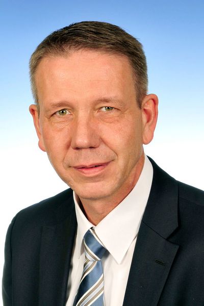 Oliver Grünberg wird somit Nachfolger von Ralf Sacht, der ab Januar den Bereich Werkzeugbau von Volkswagen in Wolfsburg leitet. 
Der 55-Jährige ist Industriemeister Metall und arbeitet seit 34 Jahren bei Volkswagen. Er verfügt über umfassende berufliche Erfahrung  im Bereich Produktion und arbeitete in verschiedenen verantwortlichen Funktionen, darunter als Leiter Pilothalle von Volkswagen Slovakia, sowie als Leiter Konzern-Anlaufsteuerung und in Personalunion als Leiter Pilothallen der Marke Volkswagen. Danach war er in Personalunion Leiter Vorseriencenter, bevor er 2016 zum Vorsitzenden des Vorstands und Vorstand Technik von Volkswagen Slovakia berufen wurde. (Volkswagen)