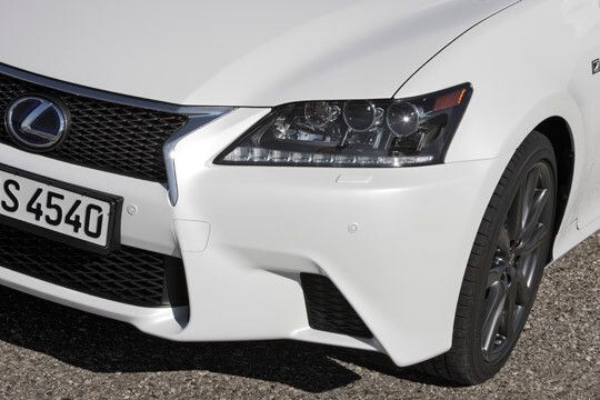 Die hinter flachen Deckgläsern gruppierten Scheinwerfer sind höher angeordnet als der Grill – ein Merkmal der Lexus-Designsprache L-Finesse. (Foto: Lexus)