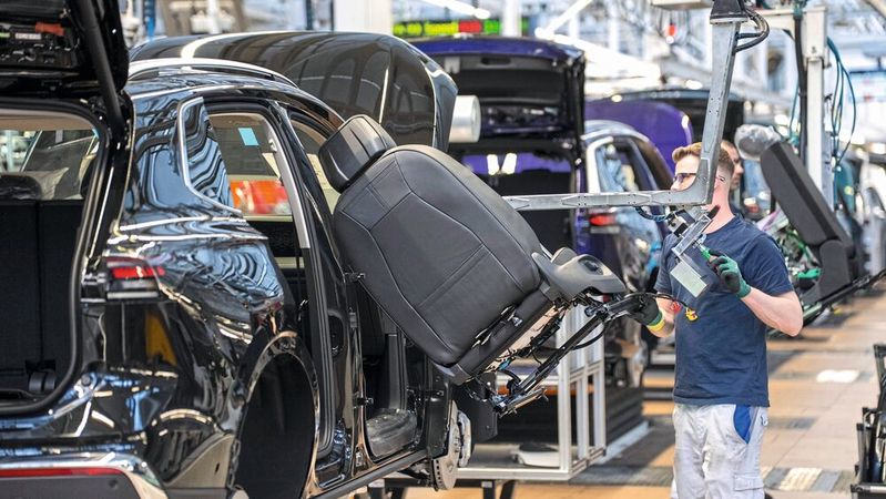 Die Stimmung in der Automobilbranche ist derzeit schlecht, könnte sich perspektivisch aber bessern.(Bild:  Volkswagen)