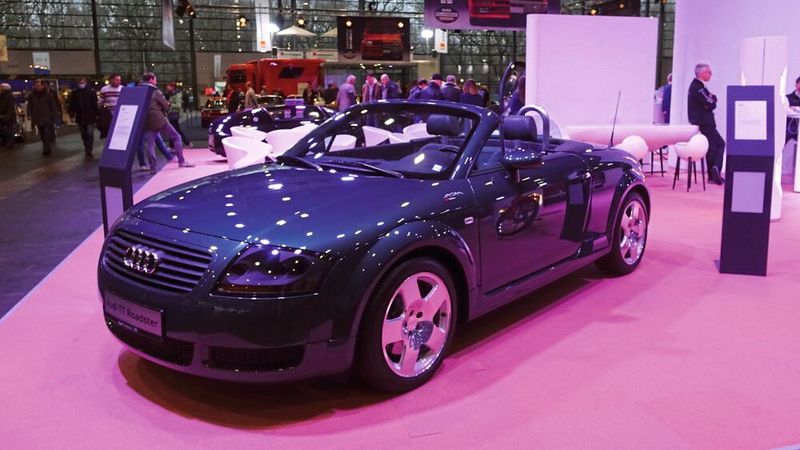 Gefühlt erst gestern als neues Modell beim Händler präsentiert, gehört auch ein Audi TT der ersten Generation bereits zu den Youngtimern. In fünf Jahren kommt er ins H-Kennzeichen-Alter. (Bild: Dominsky –  »kfz-betrieb«)