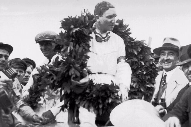 Manfred von Brauchitsch gewinnt auf dem futuristisch anmutenden Fahrzeug das Berliner Avus-Rennen 1932 vor dem Vorjahressieger Rudolf Caracciola. (© Daimler AG)
