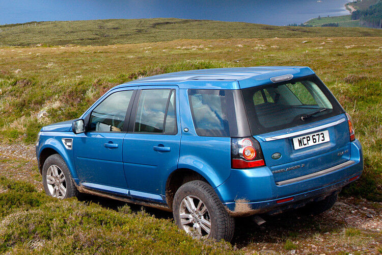 Die Preise für den Freelander 2 beginnen bei 28.200 Euro, mit der Einstiegsmotorisierung eD4 E – 110 kW/150 PS und Vorderradantrieb. Damit geht es laut Hersteller in 11,7 Sekunden von null auf 100 km/h. Der Verbrauch liegt laut Land Rover bei kombinierten 6,0 Litern. (Land Rover)