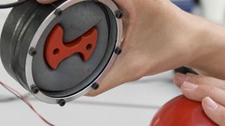 Einfaches Fixieren von empfindlichen Werkstücken oder Bauteilen in einem mit magnetorheologischer Flüssigkeit gefülltem Kissen, das sich nach Einschalten des Magnetfeldes versteift. (Knud Dobberke, Fraunhofer ISC)