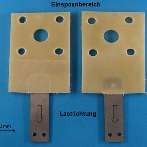 Verwendete Auszugproben: Die zu Validierungszwecken verwendeten Auszugproben aus langfaserverstärktem Polypropylen PPGF30 und Karosserieblech HC420LA. Links die Auszugsprobe ohne Formschluss, rechts diejenige mit Formschluss über der Bohrung im Stahleinleger. Bilder: Fraunhofer