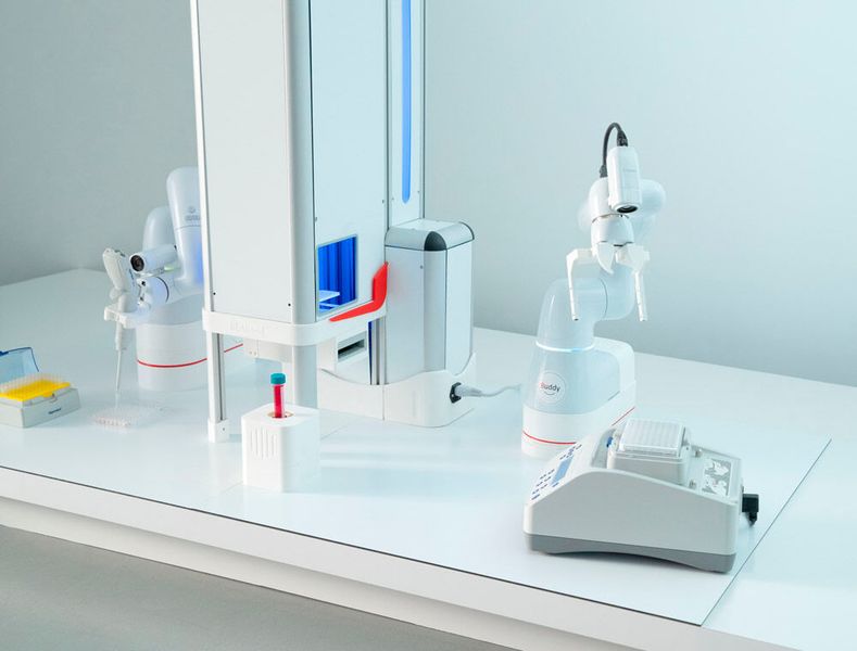 Compact robots such as the Cobotta by Denso Robotics have been especially designed for the safe and close cooperation with humans. (Olff Appold/ bAhead)