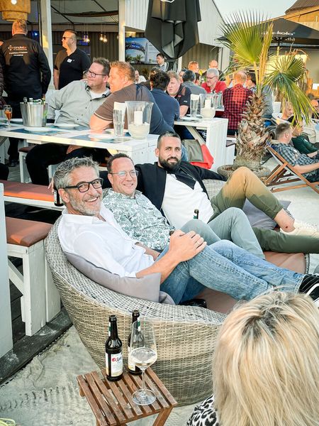 Strahlende Gesichter nach dem ersten Tagungstag (v.r.n.l.): Dieter Rahe, Stefan Knerrich (beide APC by Schneider Electric) und Oktay Cayiroglu (BullGuard Deutschland) freuten sich über das Wiedersehen im Hamburger Hafen. (Synaxon)