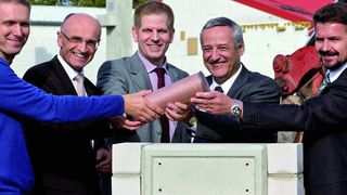 Claus-Peter Lehnert, Geschäftsführer der Weiss Spindeltechnologie GmbH, freut sich gemeinsam mit den Gästen auf den Beginn des Erweitungsbaus in Maroldsweisach. V.l.: Frank Meyer (Bauherr), Wilhelm Schneider (1. Bürgermeister Maroldsweisach), Dr. Jürgen Kantwoski (CFO Weiss), Claus-Peter Lehnert (CEO Weiss), Rudolf Basson (CFO Siemens I DT MC). (Bild: Weiss)