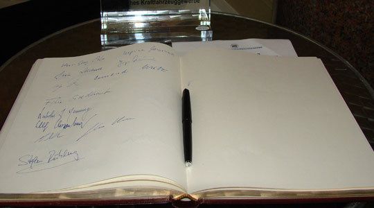 Im Gästebuch verewigte sich auch Stefan Rühling, Geschäftsführer der Vogel Business Media. (Archiv: Vogel Business Media)