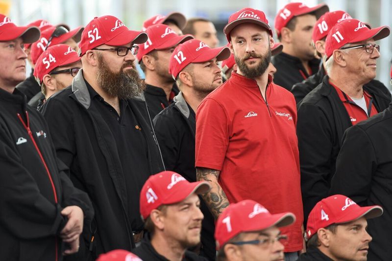 Start der Deutschen Meisterschaften im Staplerfahren am Samstag. 62 Fahrer sind gegeneinander angetreten – aber zuvor wurde erst einmal die Aufgabe erklärt. (© Klaus Voit / KION Group)