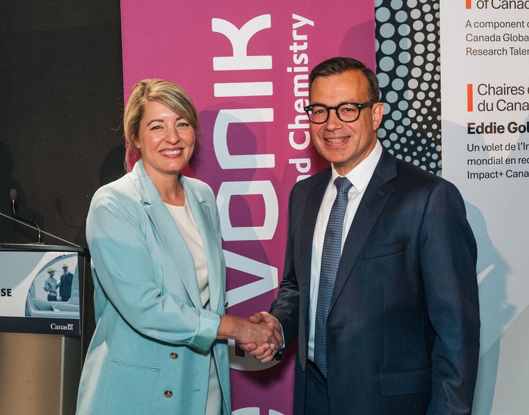 Mélanie Joly, Ministerin für Industrie und zuständig für die Wirtschaftsentwicklung in Quebec (links) und Guido Skudlarek, Leiter der Business Line Health Care bei Evonik (rechts) haben das Investment am 27. August an der Universität von British Columbia in Vancouver, Kanada, verkündet. (Bild: Evonik)