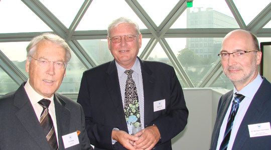 Natürlich war die Zukunft von Opel ein zentrales Gesprächsthema von Kurt Kröger (Dello, li.), Albert Still (AVAG) und Dr. Hermann Frohnhaus (Bank Deutsches Kraftfahrzeuggewerbe, re.).  (Archiv: Vogel Business Media)