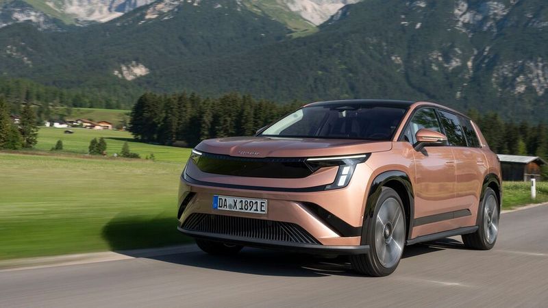 Ganz so riesig wie die Studie Vision 7S geriet die Serienversion nicht, übertrifft mit 4,87 Metern jedoch das bisherige SUV-Topmodell Kodiaq. (Bild: Skoda)