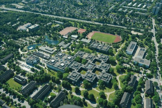 (Neues 5G-Campus-Netz auf dem Uni-Gelände: Die Telekom hat sechs 5G-Antennen im Innenraum und zwei im Außenbereich installiert. Quelle: Reinhard Scheiblich/HSU)