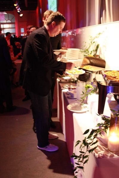 Der deutsche Microsoft-Mittelstands-Chef Martin Berchtenbreiter bedient sich am Buffet. (Archiv: Vogel Business Media)