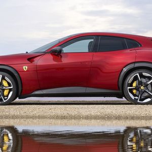 Das Fahrzeug ist 4,74 Meter lang und bringt 2.170 Kilogramm auf die Waage.(Bild:  Ferrari)