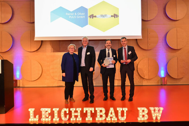 Die Rainer & Oliver Puls GmbH aus Karlsruhe belegte den ersten Platz des Thinking-Awards (v.l.): Theresia Bauer (Ministerin für Wissenschaft, Forschung und Kunst Baden-Württemberg), Armin Müller (Laudator, Emm! solutions GmbH), Rainer Puls (Geschäftsführer Dipl.-Ingenieure Rainer & Oliver Puls GmbH) und Dr. Wolfgang Seeliger (Geschäftsführer Leichtbau BW GmbH). (Leichtbau BW)