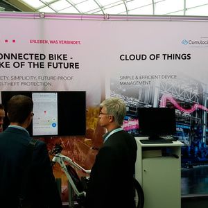 In der Ausstellung des Innovation Day 2017 war eine Anwendung der Telekom Cloud of Things zu sehen, mit der sich gestohlene Fahrräder aufspüren lassen sollen.(Bild:  Oliver Schonschek, IT-BUSINESS)