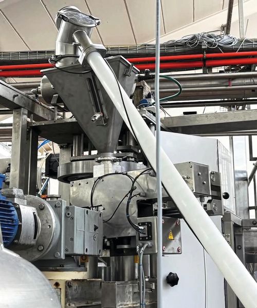Auslauf des Fördergeräts (stoßende Ausführung) mit Endlager, das auf der Abfüllmaschine installiert ist. (Bild: Prodima Mixers SA)