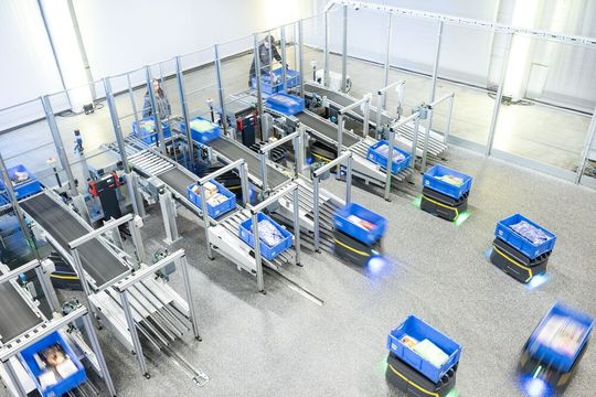 Die „FastBots Solution“ von SSI Schäfer basiert auf einer hochleistungsfähigen Roboterflotte, die flexibel zwischen Lagern und Arbeitsplätzen agieren.(Bild:  KNUD DOBBERKE)