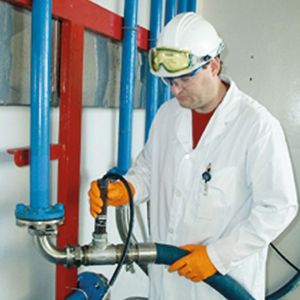 During an initial one-month test, Gilead, Alberta discovered that the 871PH allowed them to control pH faster by adjusting to solution changes over a shorter period of time. (Pictures: Invensys Foxboro)