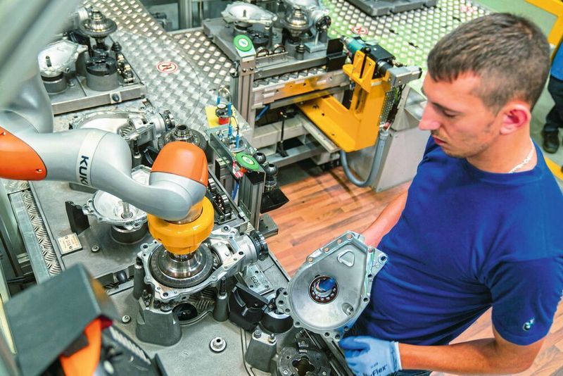 Mensch und Roboter: Die Effizinez von Roboterapplikationen steigt, je enger Mensch und Maschine zusammenarbeiten können. (BMW Group)