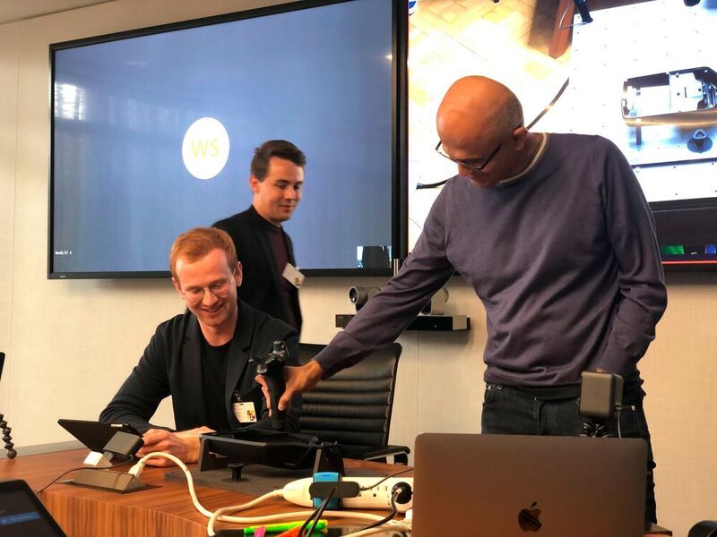 Programmierung über Grenzen hinweg: Satya Nadella, CEO Microsoft, verwendet die Wandelbots Technologie, um einem 8000 km entfernten Roboter eine Klebeapplikation beizubringen. (Wandelbots)