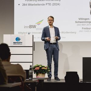 Dr. Karl-Peter Fritz von Hahn‑Schickard stellte vier Integrationsstufen vor, mit einem Quick Check, der Aufwand und Nutzen eines Retrofit-Projekts schnell sichtbar macht.(Bild:  Stefan Bausewein/VCG)